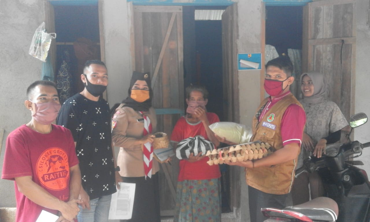 Penyerahan Bantuan Sembako Kepada Warga yang Terdampak Covid-19