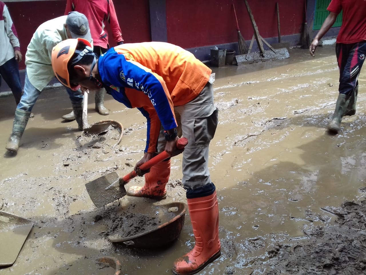 Pramuka UNP Bantu Pemulihan Bencana Banjir Bandang di Solok