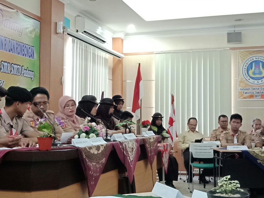 Pramuka SMK SMTI Padang Dukung Program Sekolah Adiwiyata